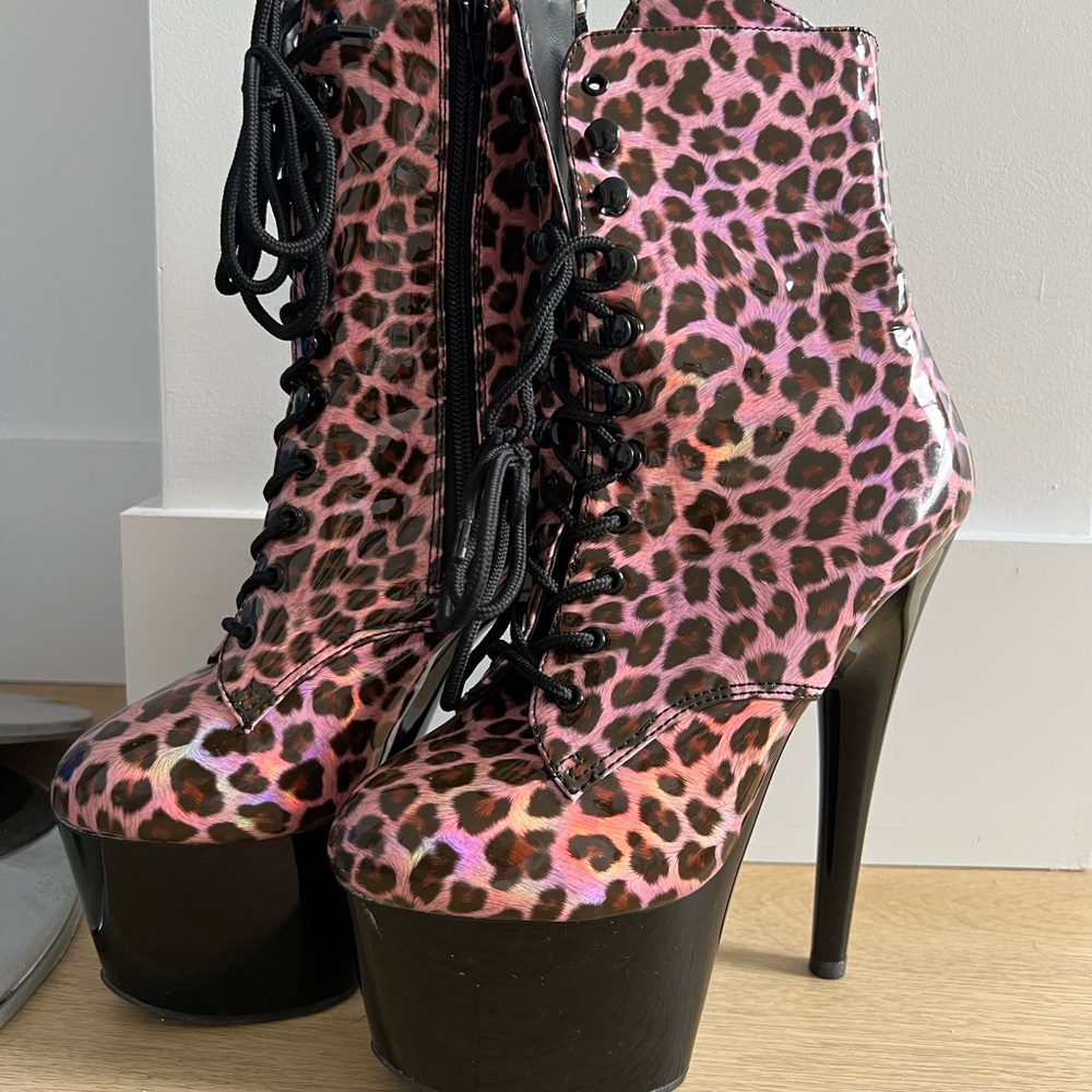 7inches heels, jamais porté 
Pointure: 7 pour femme (fit 6)